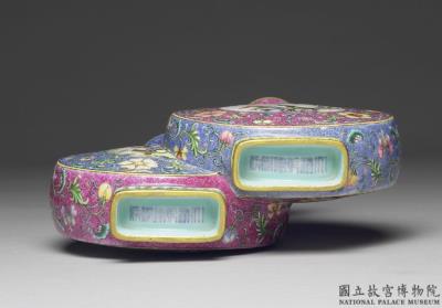 图片[3]-Twin flask in yang-ts’ai enamels in red and blue ground incised with pattern of flower brocade and medallions of bird and flower dècor, Ch’ien-lung reign, Ching Dynasty-China Archive